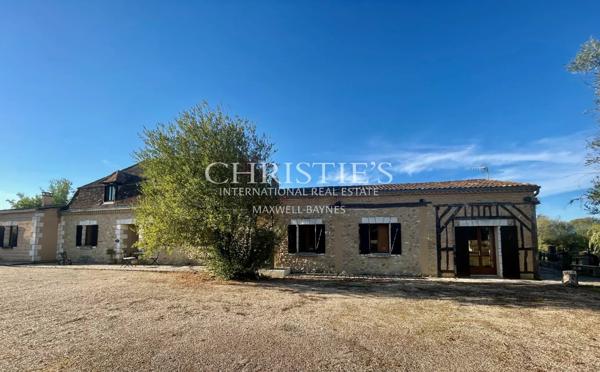 Magnifique ferme restaurée avec lac et piscine près de Bergerac, en Dordogne.