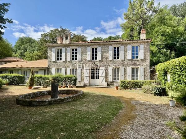 Logis charentais avec dépendances à proximité de l’océan