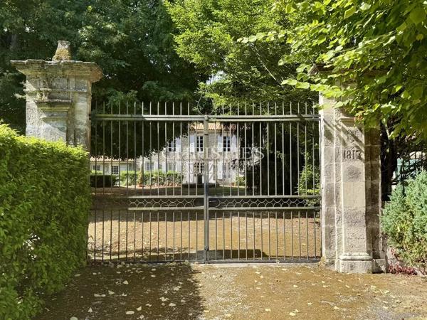 Logis charentais avec dépendances à proximité de l’océan