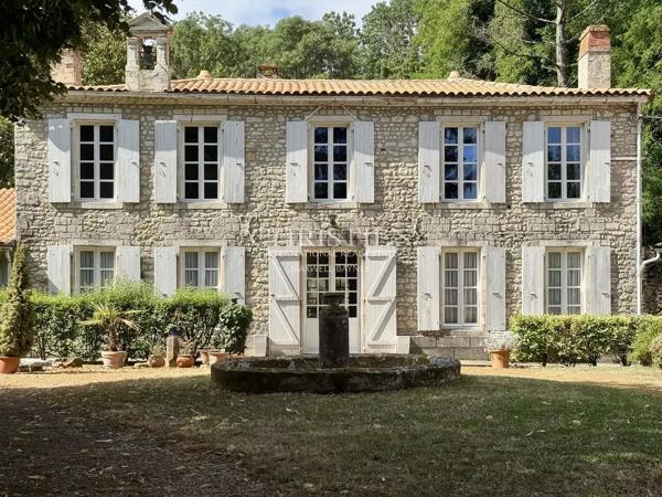 Logis charentais avec dépendances à proximité de l’océan