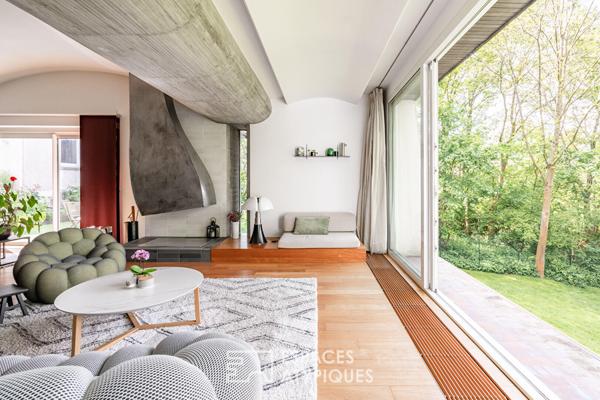 Maison d’architecte à la toiture papillon avec vue