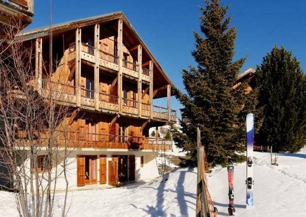 INVESTISSEMENT LOCATIF  FONTCOUVERTE-LA TOUSSUIRE  Résidence de Tourisme Les Chalets des Cîmes  5,5 % de rentabilité