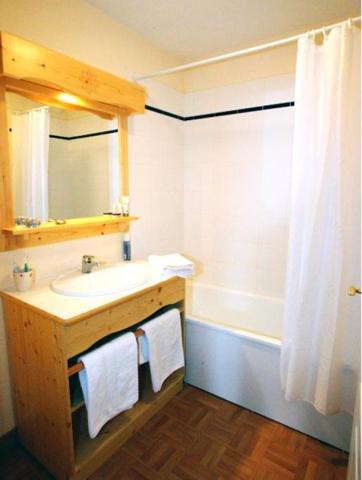 INVESTISSEMENT LOCATIF  FONTCOUVERTE-LA TOUSSUIRE  Résidence de Tourisme Les Chalets des Cîmes  5,5 % de rentabilité