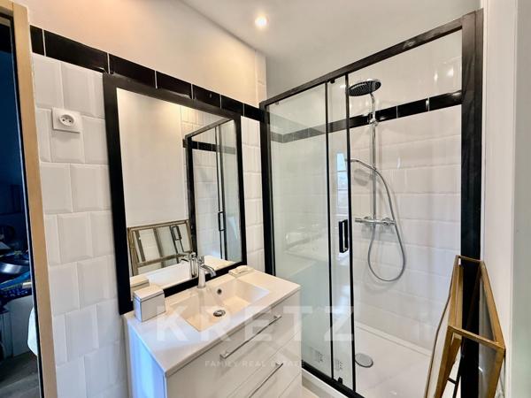 À 400m de la mer, Petit Château néo Louis XIII du XIXe, parc de 0.73ha avec piscine