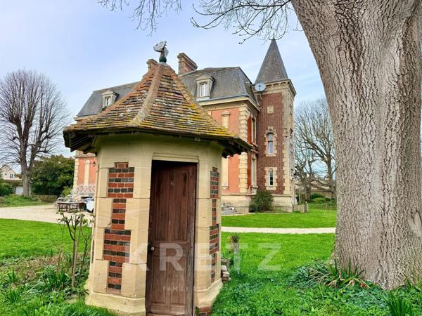 À 400m de la mer, Petit Château néo Louis XIII du XIXe, parc de 0.73ha avec piscine