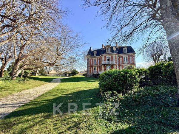À 400m de la mer, Petit Château néo Louis XIII du XIXe, parc de 0.73ha avec piscine