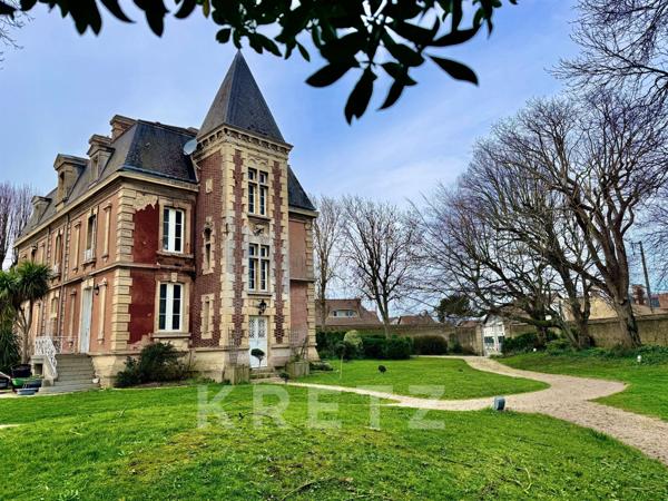 À 400m de la mer, Petit Château néo Louis XIII du XIXe, parc de 0.73ha avec piscine