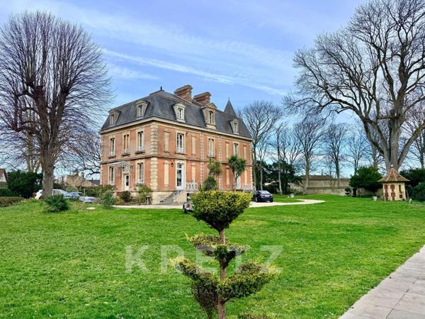 À 400m de la mer, Petit Château néo Louis XIII du XIXe, parc de 0.73ha avec piscine