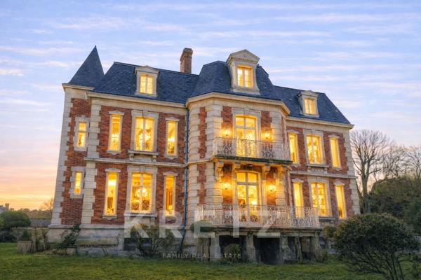 À 400m de la mer, Petit Château néo Louis XIII du XIXe, parc de 0.73ha avec piscine