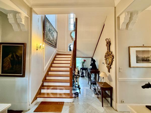 À 400m de la mer, Petit Château néo Louis XIII du XIXe, parc de 0.73ha avec piscine