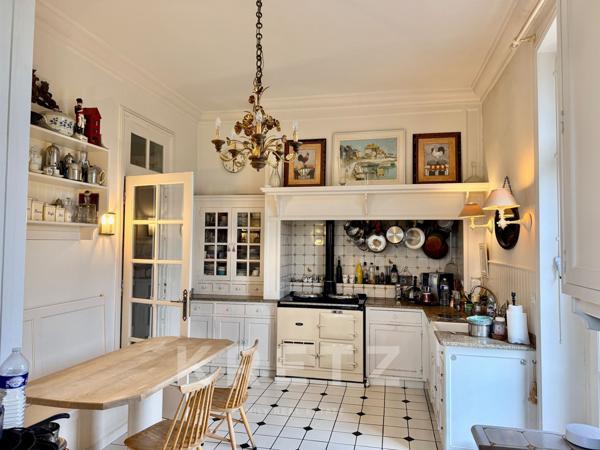 À 400m de la mer, Petit Château néo Louis XIII du XIXe, parc de 0.73ha avec piscine