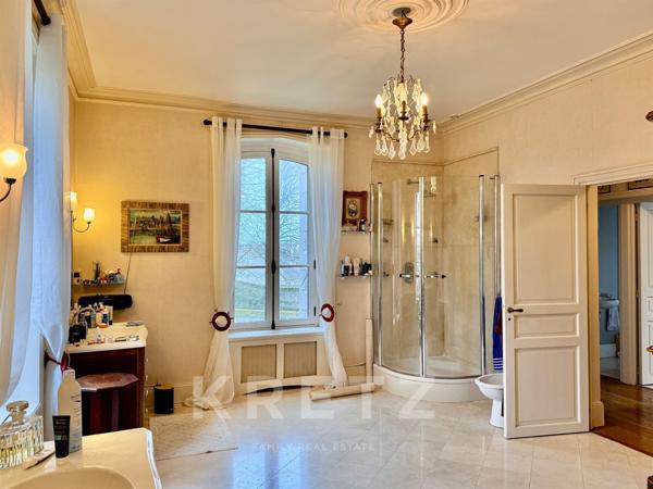 À 400m de la mer, Petit Château néo Louis XIII du XIXe, parc de 0.73ha avec piscine