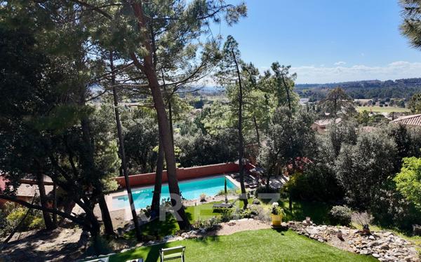 Maison avec vue panoramique, piscine et terrain constructible, à deux pas du centre village de Bédoi