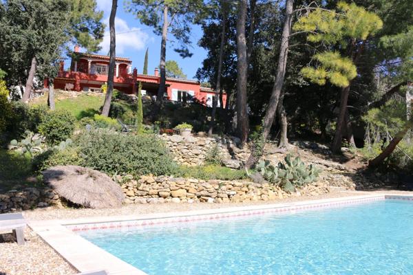 Maison avec vue panoramique, piscine et terrain constructible, à deux pas du centre village de Bédoi