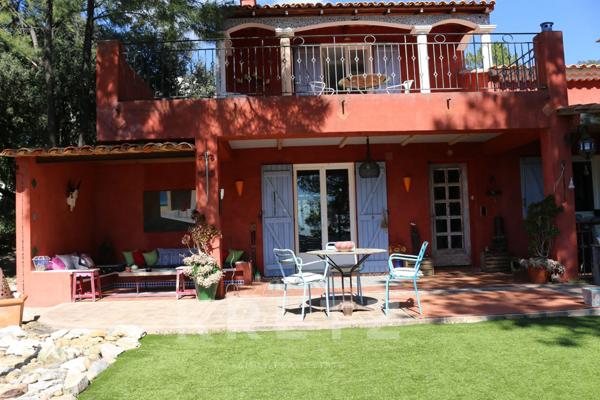 Maison avec vue panoramique, piscine et terrain constructible, à deux pas du centre village de Bédoi
