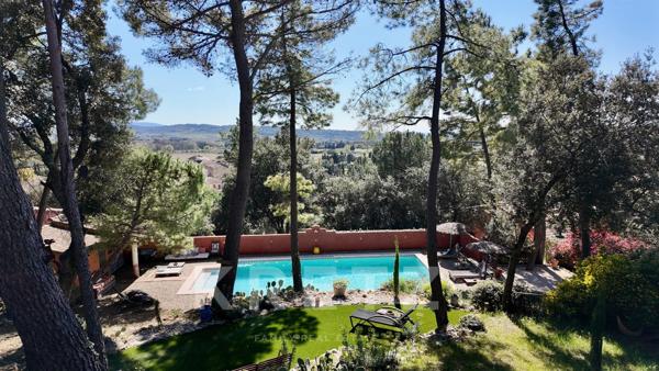Maison avec vue panoramique, piscine et terrain constructible, à deux pas du centre village de Bédoi