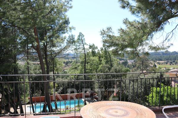 Maison avec vue panoramique, piscine et terrain constructible, à deux pas du centre village de Bédoi