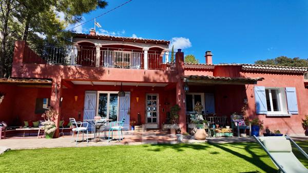 Maison avec vue panoramique, piscine et terrain constructible, à deux pas du centre village de Bédoi