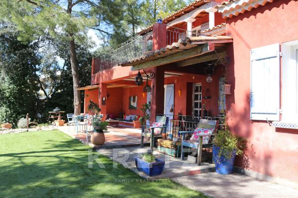 Maison avec vue panoramique, piscine et terrain constructible, à deux pas du centre village de Bédoi