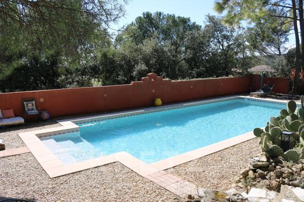 Maison avec vue panoramique, piscine et terrain constructible, à deux pas du centre village de Bédoi
