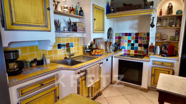 Maison avec vue panoramique, piscine et terrain constructible, à deux pas du centre village de Bédoi