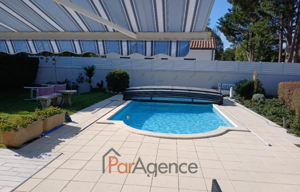 Maison plain-pied lumineux piscine et terrain de 1259 m2