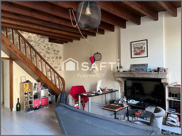 20 Mn Montaigu 15 Mn Les Herbiers. 50 Mn de Nantes. Maison ancienne 98 m2, 2 chambres + espace bureau.