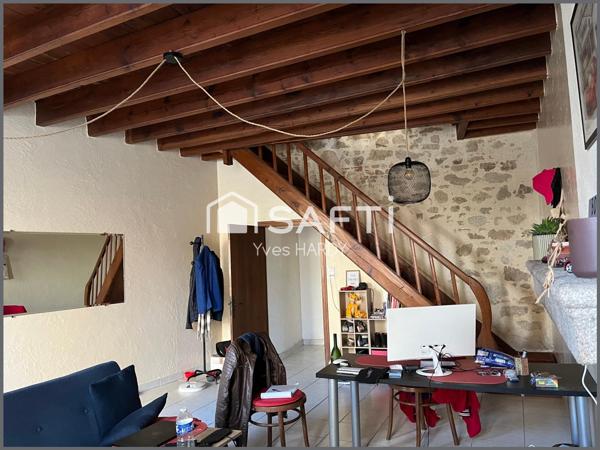 20 Mn Montaigu 15 Mn Les Herbiers. 50 Mn de Nantes. Maison ancienne 98 m2, 2 chambres + espace bureau.