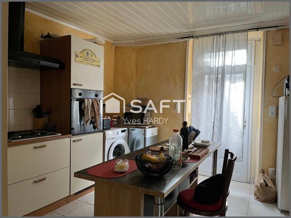 20 Mn Montaigu 15 Mn Les Herbiers. 50 Mn de Nantes. Maison ancienne 98 m2, 2 chambres + espace bureau.