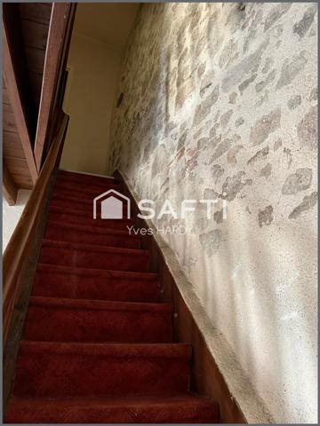 20 Mn Montaigu 15 Mn Les Herbiers. 50 Mn de Nantes. Maison ancienne 98 m2, 2 chambres + espace bureau.