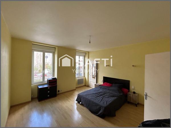 20 Mn Montaigu 15 Mn Les Herbiers. 50 Mn de Nantes. Maison ancienne 98 m2, 2 chambres + espace bureau.