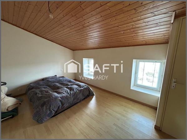 20 Mn Montaigu 15 Mn Les Herbiers. 50 Mn de Nantes. Maison ancienne 98 m2, 2 chambres + espace bureau.