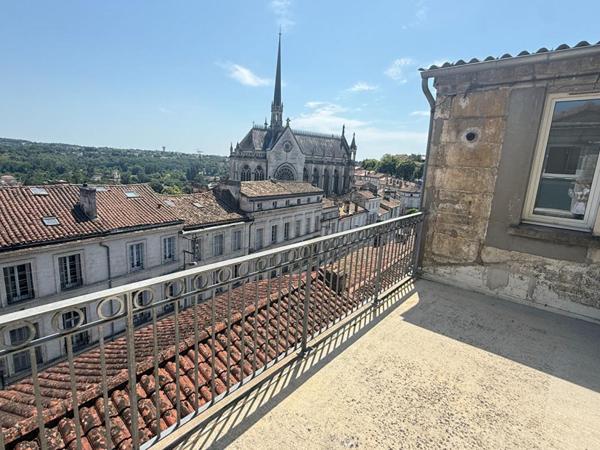 IMMEUBLE SUR LE PLATEAU D'ANGOULÊME