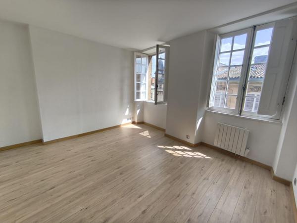 AU COEUR DU CENTRE HISTORIQUE T2 AVEC SUPERBE VUE