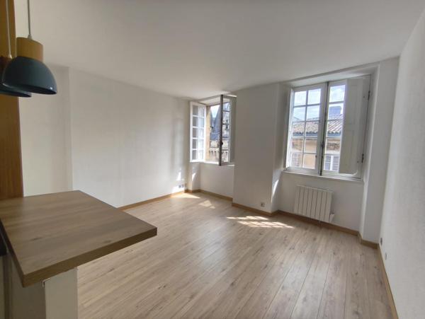 AU COEUR DU CENTRE HISTORIQUE T2 AVEC SUPERBE VUE