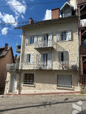 Immeuble type R+3 de 5 studios loués, à proximité des thermes.
