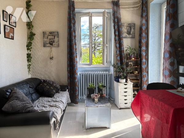 Immeuble type R+3 de 5 studios loués, à proximité des thermes.