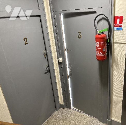 Immeuble type R+3 de 5 studios loués, à proximité des thermes.