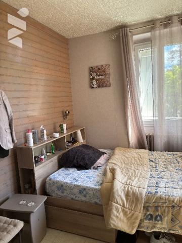 Immeuble type R+3 de 5 studios loués, à proximité des thermes.