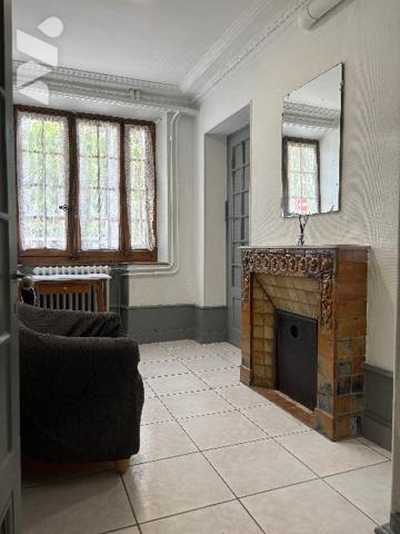 Immeuble type R+3 de 5 studios loués, à proximité des thermes.