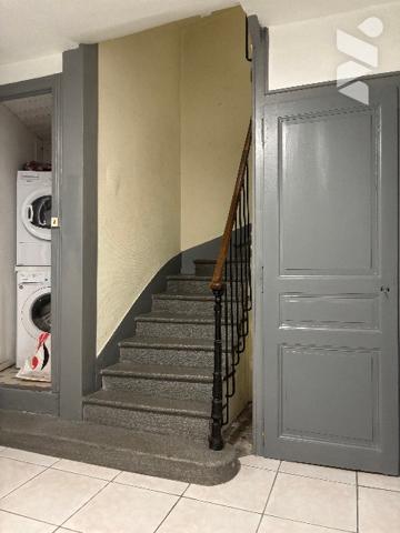 Immeuble type R+3 de 5 studios loués, à proximité des thermes.