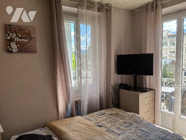Immeuble type R+3 de 5 studios loués, à proximité des thermes.