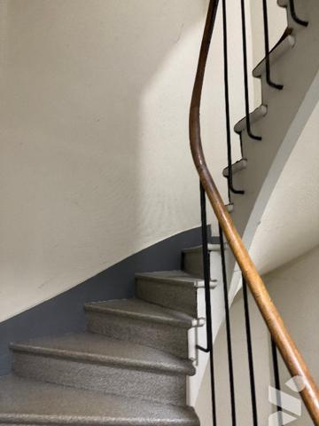 Immeuble type R+3 de 5 studios loués, à proximité des thermes.
