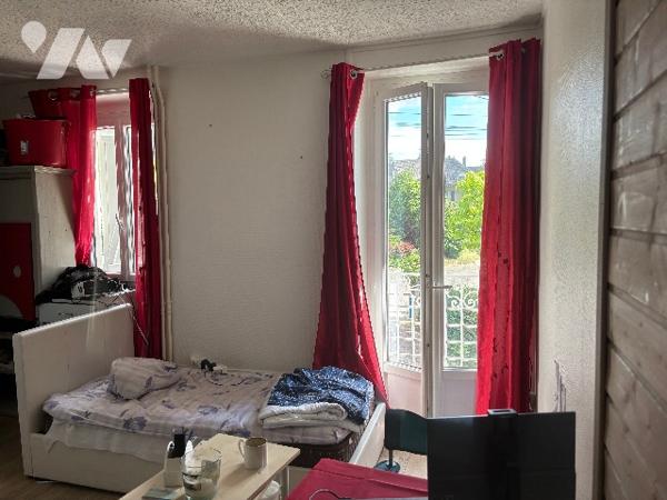 Immeuble type R+3 de 5 studios loués, à proximité des thermes.