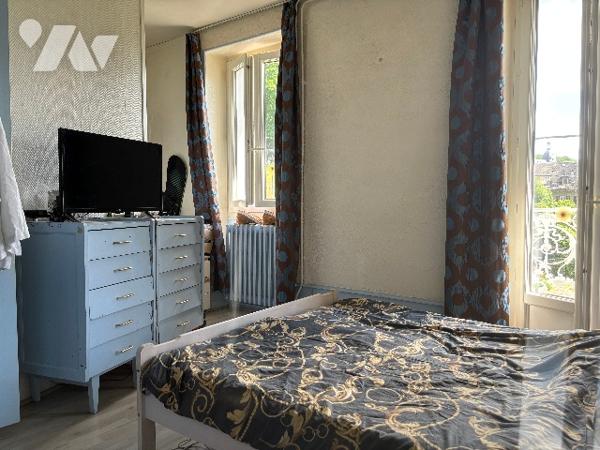 Immeuble type R+3 de 5 studios loués, à proximité des thermes.