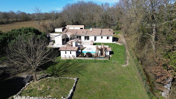 Plain-pied moderne avec piscine et dépendances