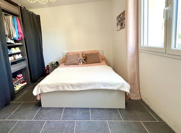 Plain-pied moderne avec piscine et dépendances