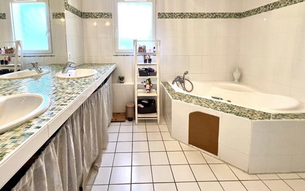 Plain-pied moderne avec piscine et dépendances