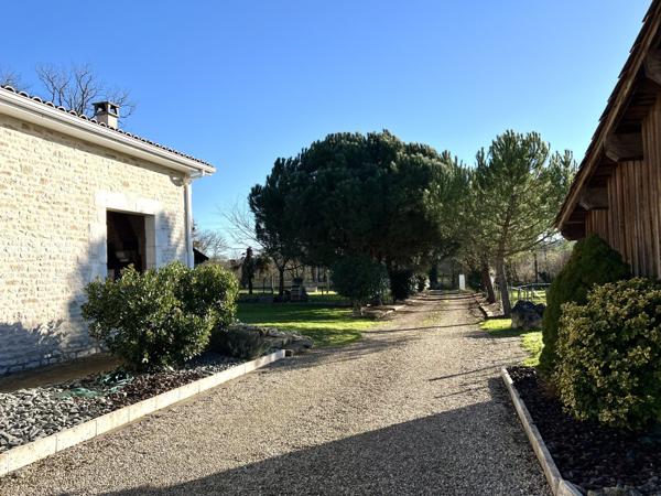 Plain-pied moderne avec piscine et dépendances