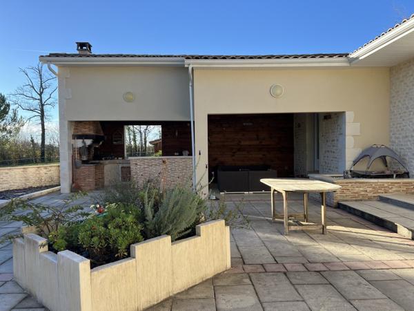 Plain-pied moderne avec piscine et dépendances